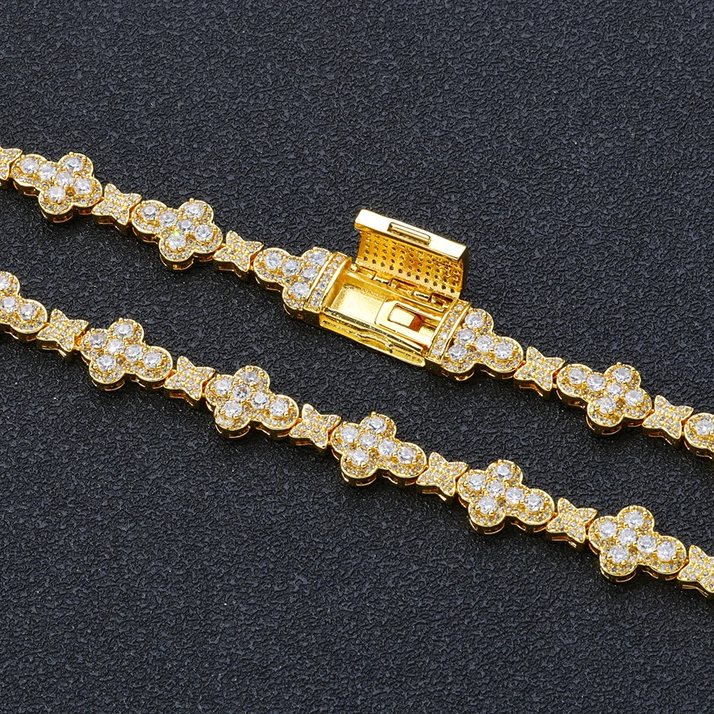 MIMOTTA DYNASTY tennis bracelet in gold tone, close-up of pavé box clasp